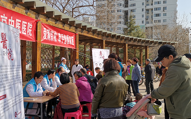 【学雷锋日】安博体育·(China)官方网站,登录入口举办“爱满京城，牵手智慧家医”志愿服务活动(图2)