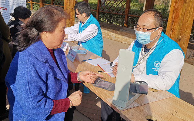 【学雷锋日】安博体育·(China)官方网站,登录入口举办“爱满京城，牵手智慧家医”志愿服务活动(图5)